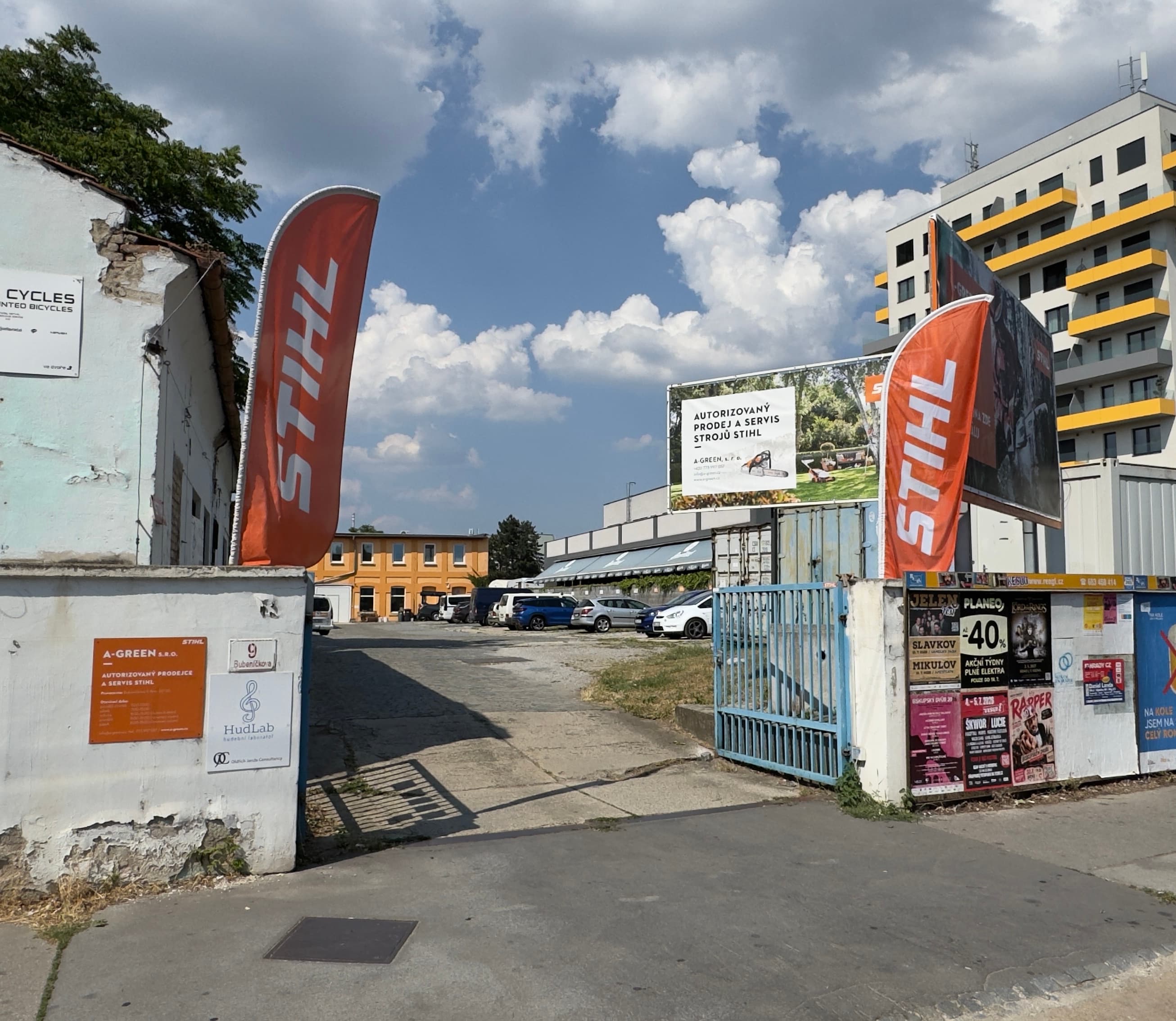 Vstupní brána prodejny A-green z ulice Bubeníčkova